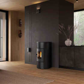 Poêle à granulés étanche canalisé Daniela Plus 8 kW installé dans un intérieur contemporain