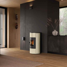 Poêle à granulés sortie concentrique Daniela Plus CX 8 kW finition ivoire installé dans un salon moderne