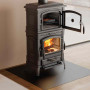 Poêle à bois en fonte avec four ISETTA FORNO 8,2 kW avec porte du four ouverte