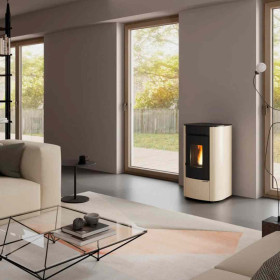 Poêle à granulés étanche Angelica Junior CX 7,1 kW avec sortie concentrique installé dans un salon moderne