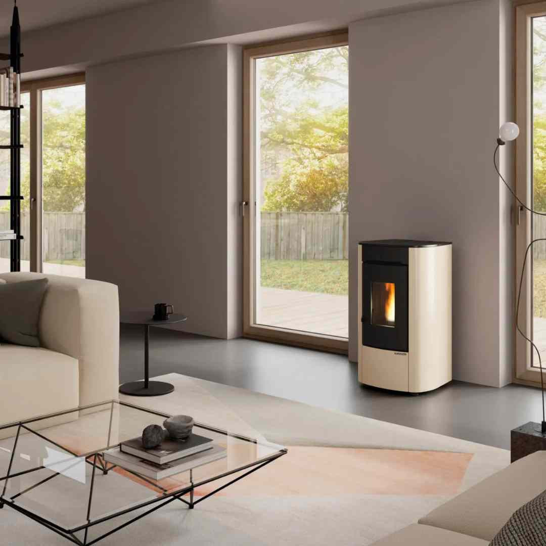 Poêle à granulés étanche Angelica Junior CX 7,1 kW avec sortie concentrique installé dans un salon moderne