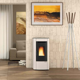 Poêle à granulés ventilé Sabry AD 7 kW installé dans un intérieur moderne