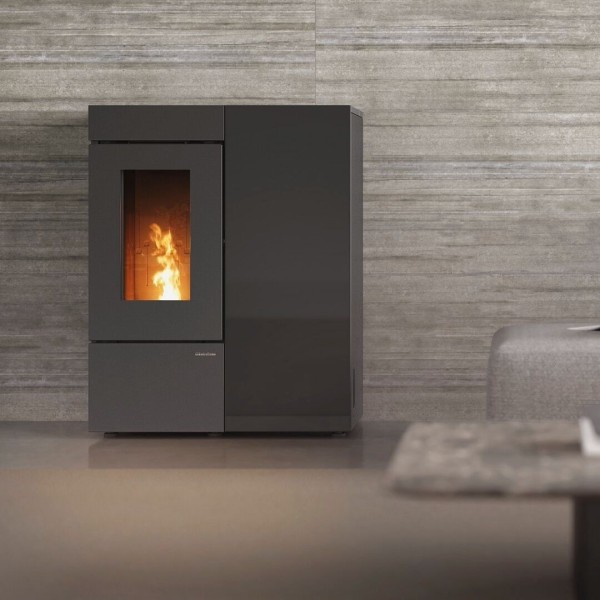 Poêle à granulés canalisable Annalisa Plus Crystal Evo 12 kW installé contre un mur contemporain