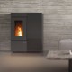 Poêle à granulés canalisable Annalisa Plus Crystal Evo 12 kW installé contre un mur contemporain