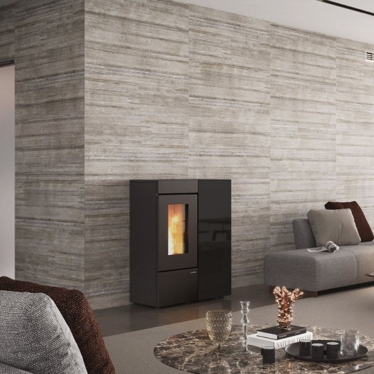 Poêle à granulés Annalisa Plus Crystal Evo 12 kW dans un salon moderne
