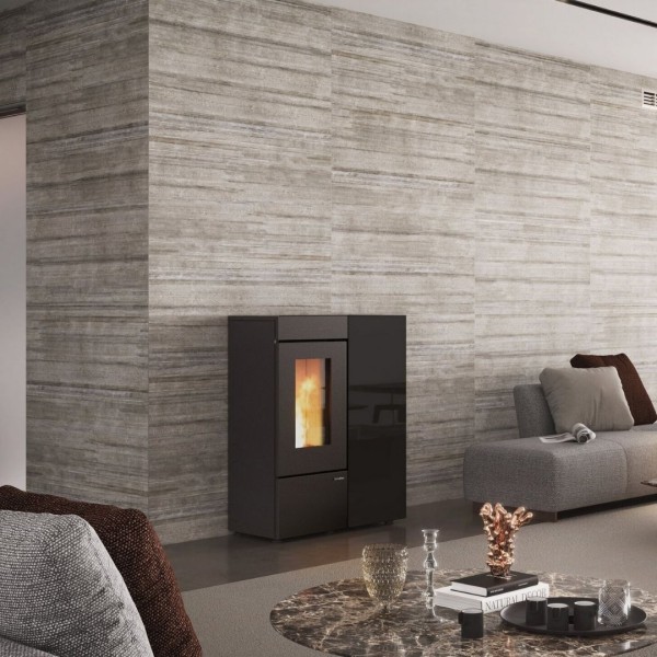 Poêle à granulés Annalisa Plus Crystal Evo 12 kW dans un salon moderne