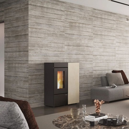 Poêle à granulés étanche et canalisable Annalisa Plus Gres Evo 12 kW installé dans un salon moderne