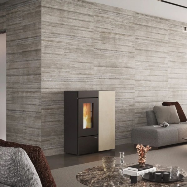 Poêle à granulés étanche et canalisable Annalisa Plus Gres Evo 12 kW installé dans un salon moderne