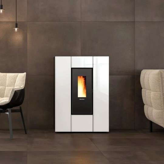 Poêle à granulés slim canalisé Marilena Plus Crystal 5.0.16 8 kW installé dans un intérieur moderne