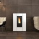 Poêle à granulés slim canalisé Marilena Plus Crystal 5.0.16 8 kW installé dans un intérieur moderne