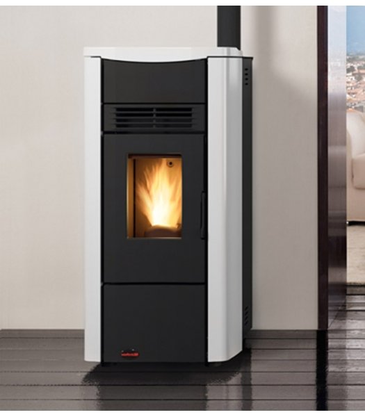 Poêle à granulés ventilé Giusy Evo 7 kW moderne et efficace, idéal pour chauffer votre intérieur avec élégance.
