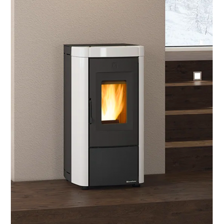 Poêle à granulés 7 kW Moira EVO avec design moderne, chauffe efficace et convivialité pour un intérieur chaleureux.