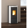 Poêle à granulés 7 kW Moira EVO avec design moderne, chauffe efficace et convivialité pour un intérieur chaleureux.
