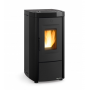 Poêle à granulés Moira EVO de 7 kW en noir, offrant efficacité et design moderne pour chauffer votre intérieur.