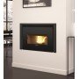 Insert à granulés Comfort P85 12kW monté dans un salon moderne, apportant chaleur et élégance à l'intérieur.